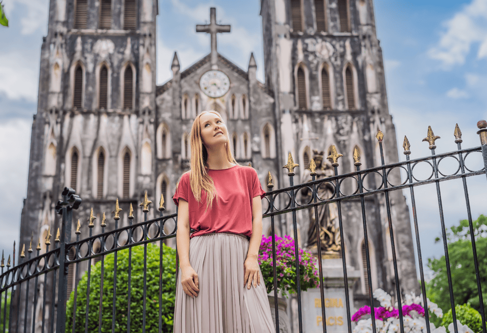 Take photo with Hanoi St. Joseph’s Cathedral (Source: Canva)